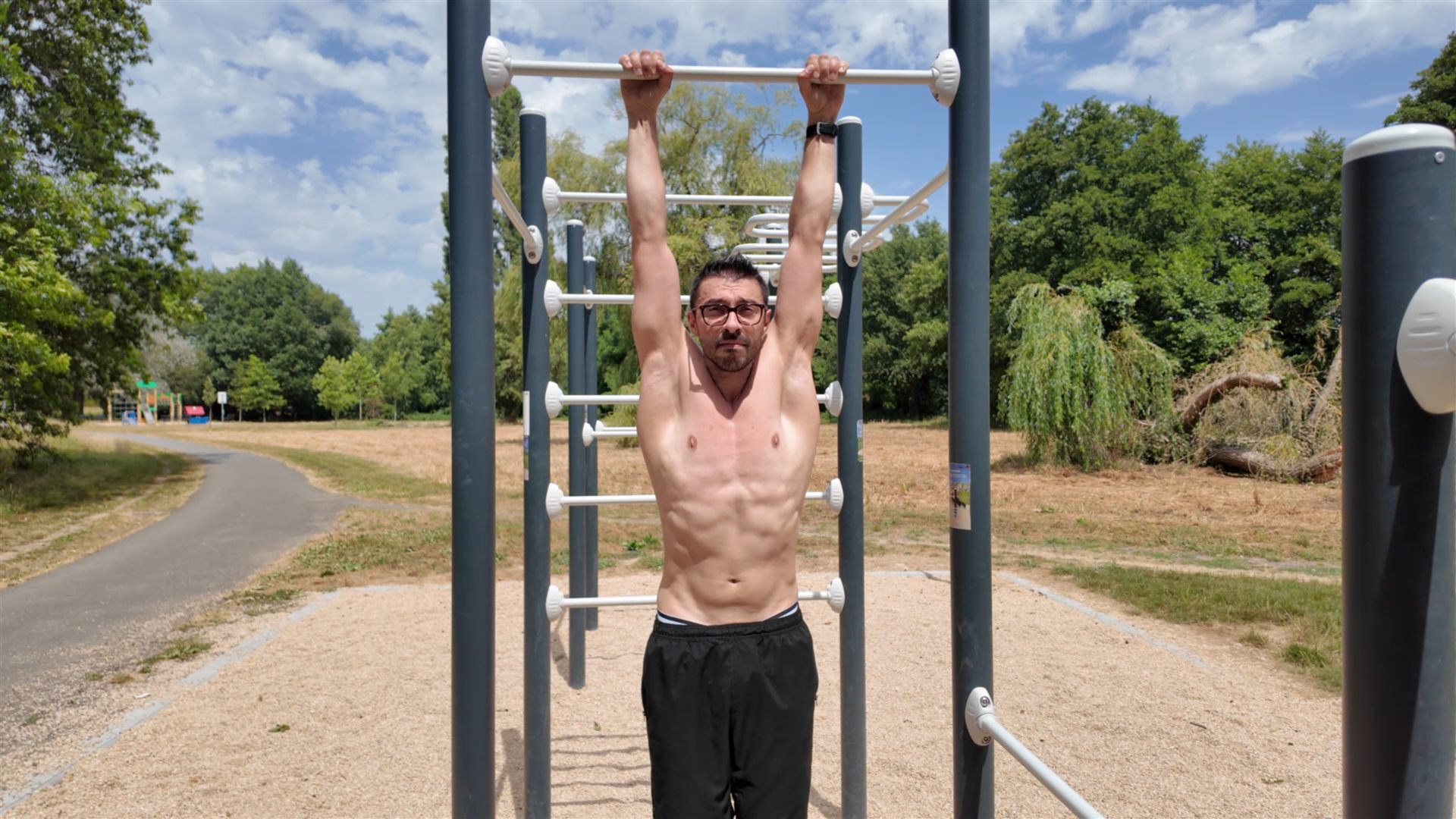 Mathieu suspendu à une barre